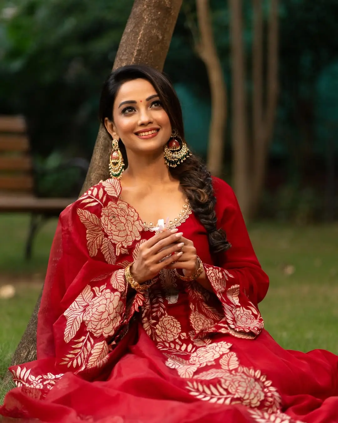 As always, her hairstyle was on point—she styled her hair in a messy French braid and adorned it with flowers. Her makeup was minimal again, but it was her small bindi that truly stole hearts