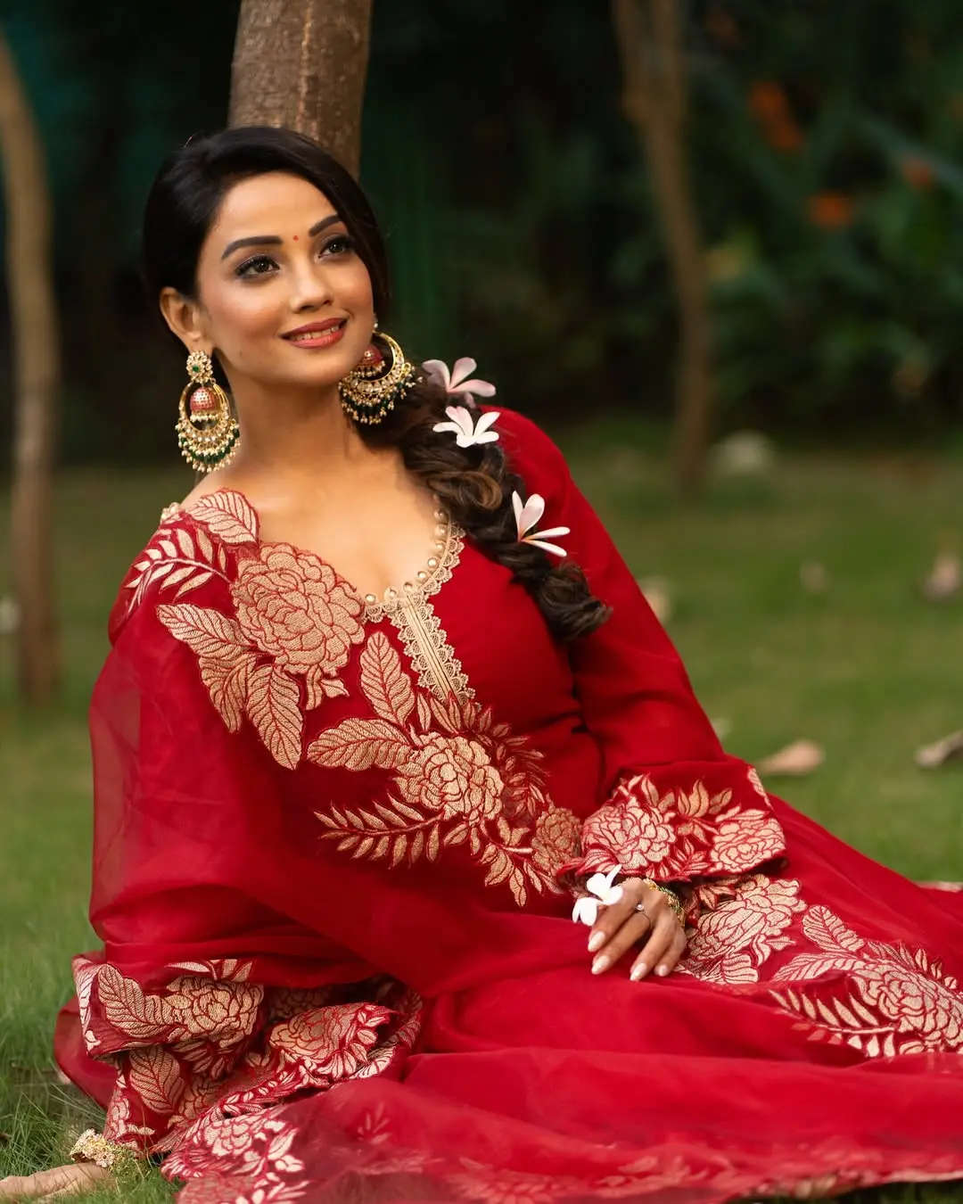 In this look, Adaa Khan wore a stunning red suit with golden embroidery and paired it with a sheer matching dupatta featuring floral designs. Her grand earrings became the highlight of this look