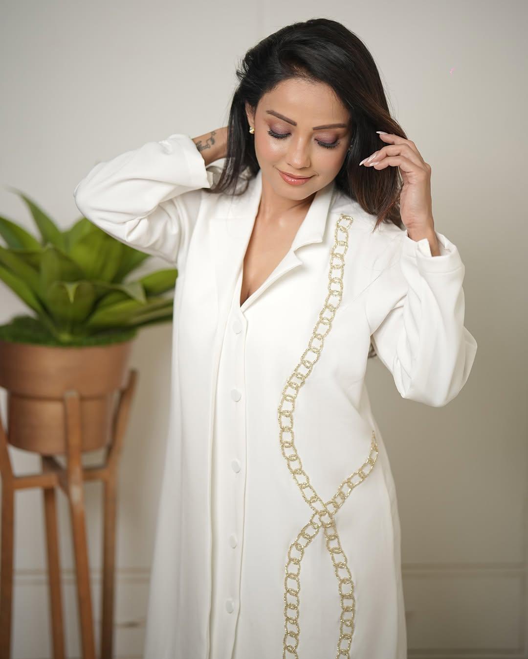 In this look, the actress slayed in a simple white kurti, giving her a beautiful yet professional appearance. Her straight-fitting A-line kurta featured simple prints on one side