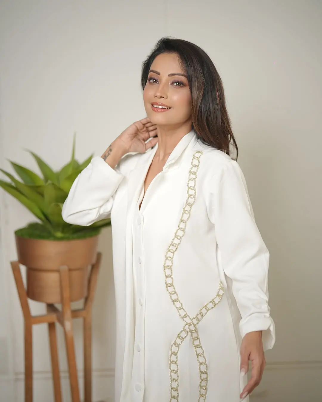 Adaa elevated her appearance by leaving her hair open and opting for minimal yet glowy makeup. With glossy cheeks, pink lips, and smudged eyeliner, she looked like a diva