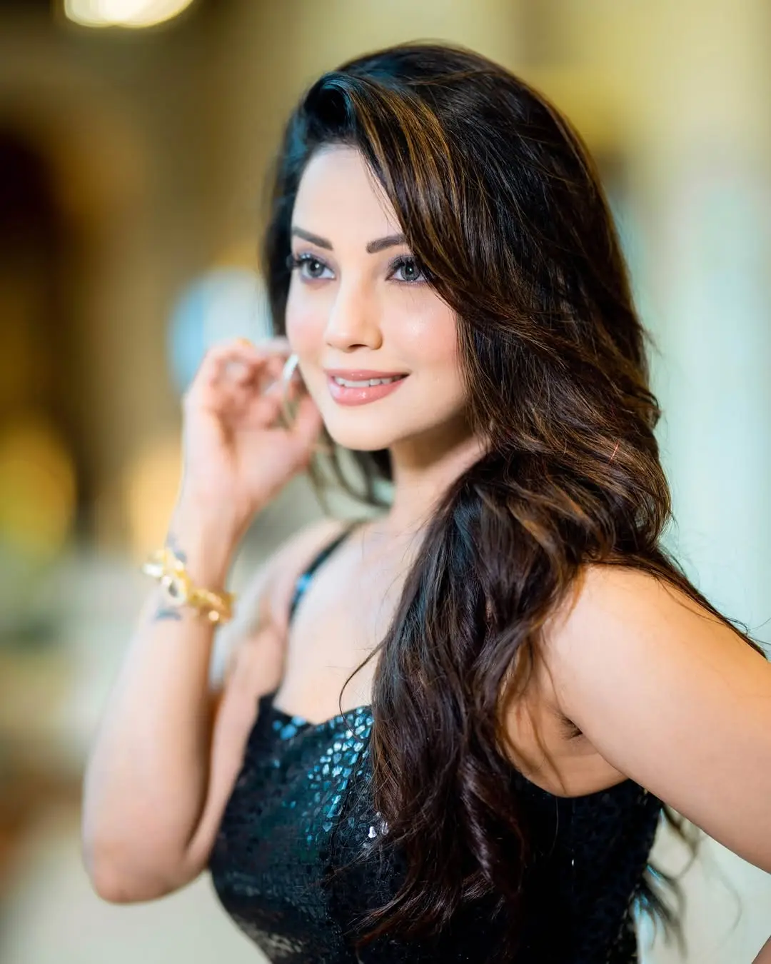 Adaa loves styling her hair, and this picture is no exception. She left her hair open in dense curls and kept her makeup minimal with nude shades
