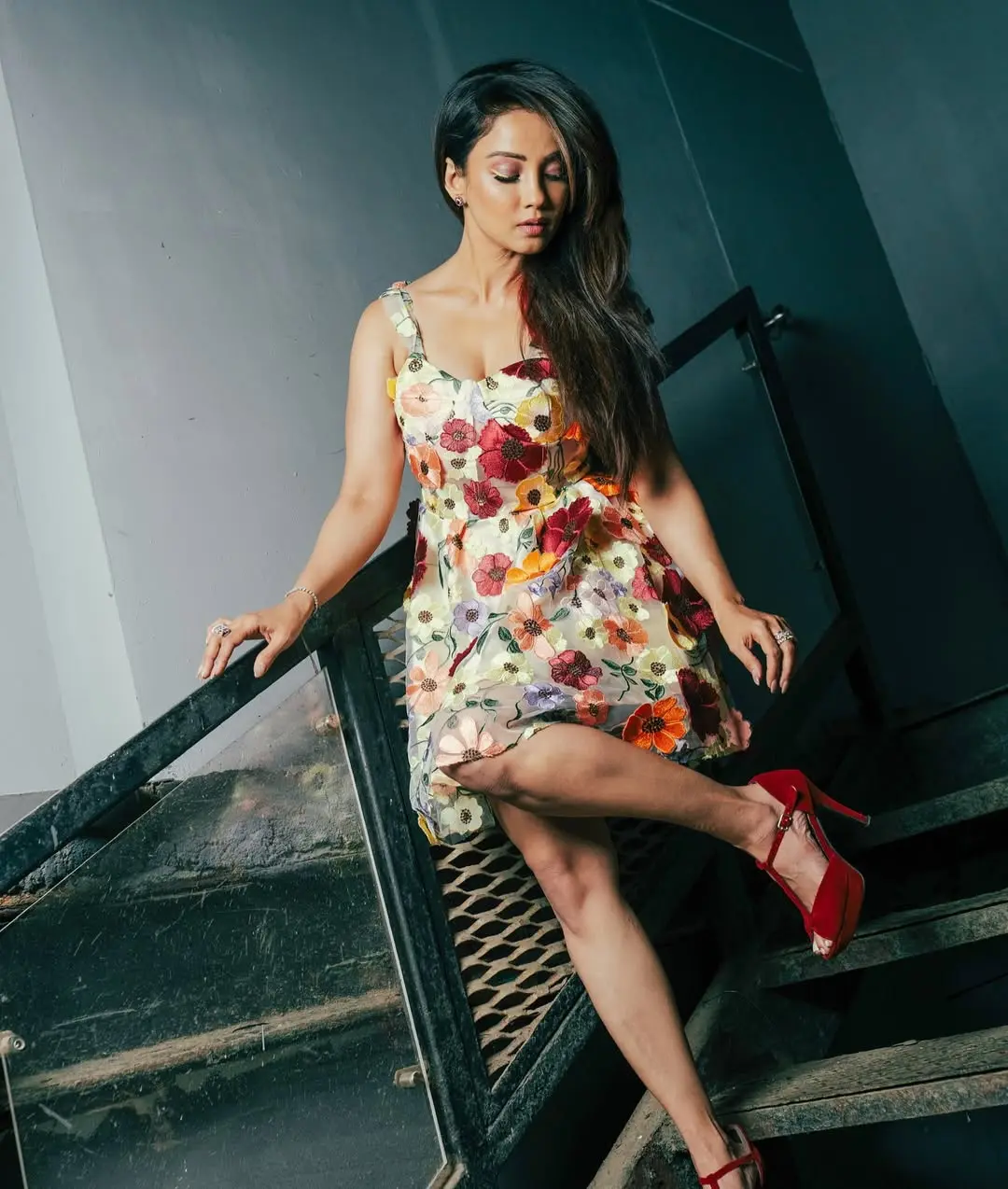 To enhance her appearance, Adaa wore small studs and kept her makeup minimal. With blush, a nude lip shade, and smoky eyes—Adaa left hearts racing
