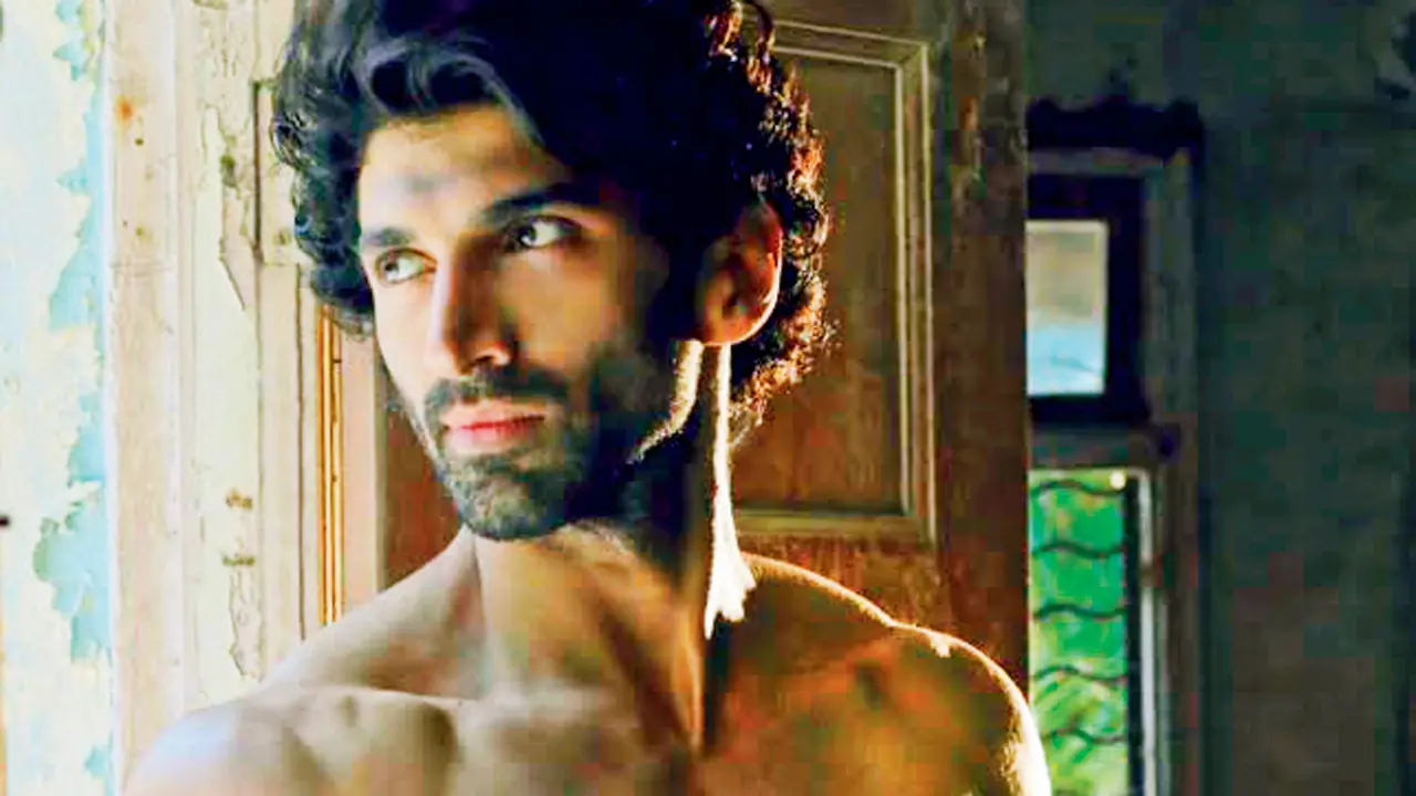 Aashiqui 3 unfold in real life as woman tries to enter at Aditya Roy Kapur' home