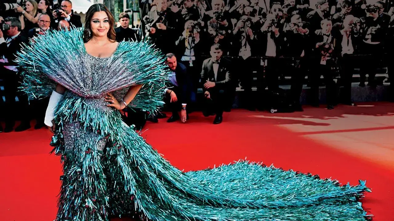However, her second appearance, wearing a green and silver tinsel gown with a long train, disappointed netizens, who were hoping for a stronger follow-up look