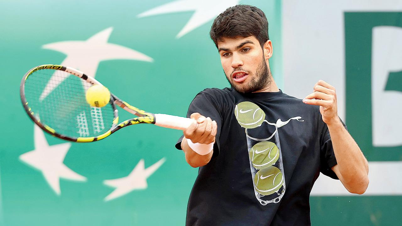 Carlos Alcaraz trains on the eve of the French Open on Saturday