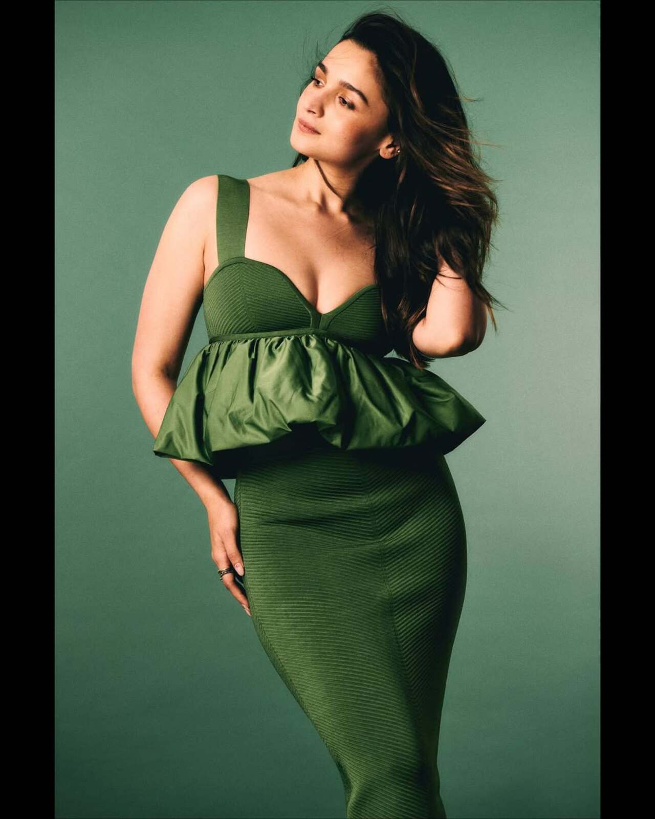 At the Heart of Stone Tudum event, Alia stunned in an elegant olive-green off-shoulder gown. The soft, flowy sleeves and fitted bodice created a breezy charm, exuding a relaxed yet sophisticated vibe 