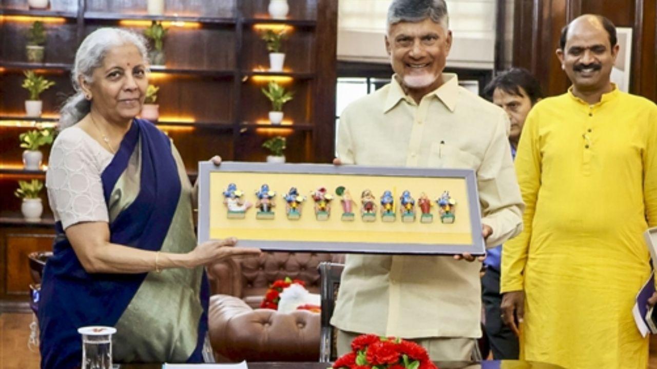 The Polavaram-Banakacherla Link Project includes the Bollapalle reservoir, lift irrigation systems, and tunnels through the Nallamala hills
