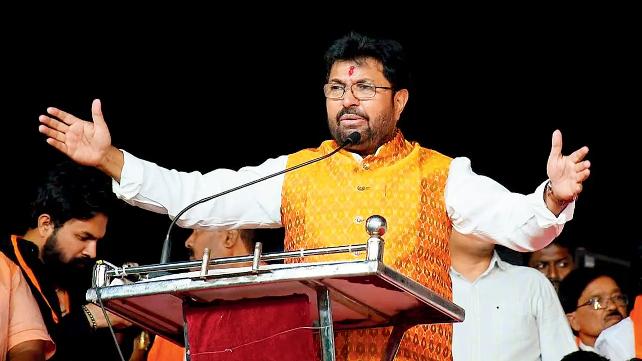 SIT to probe Rs 5.5 crore cash row in Dhule guest house case