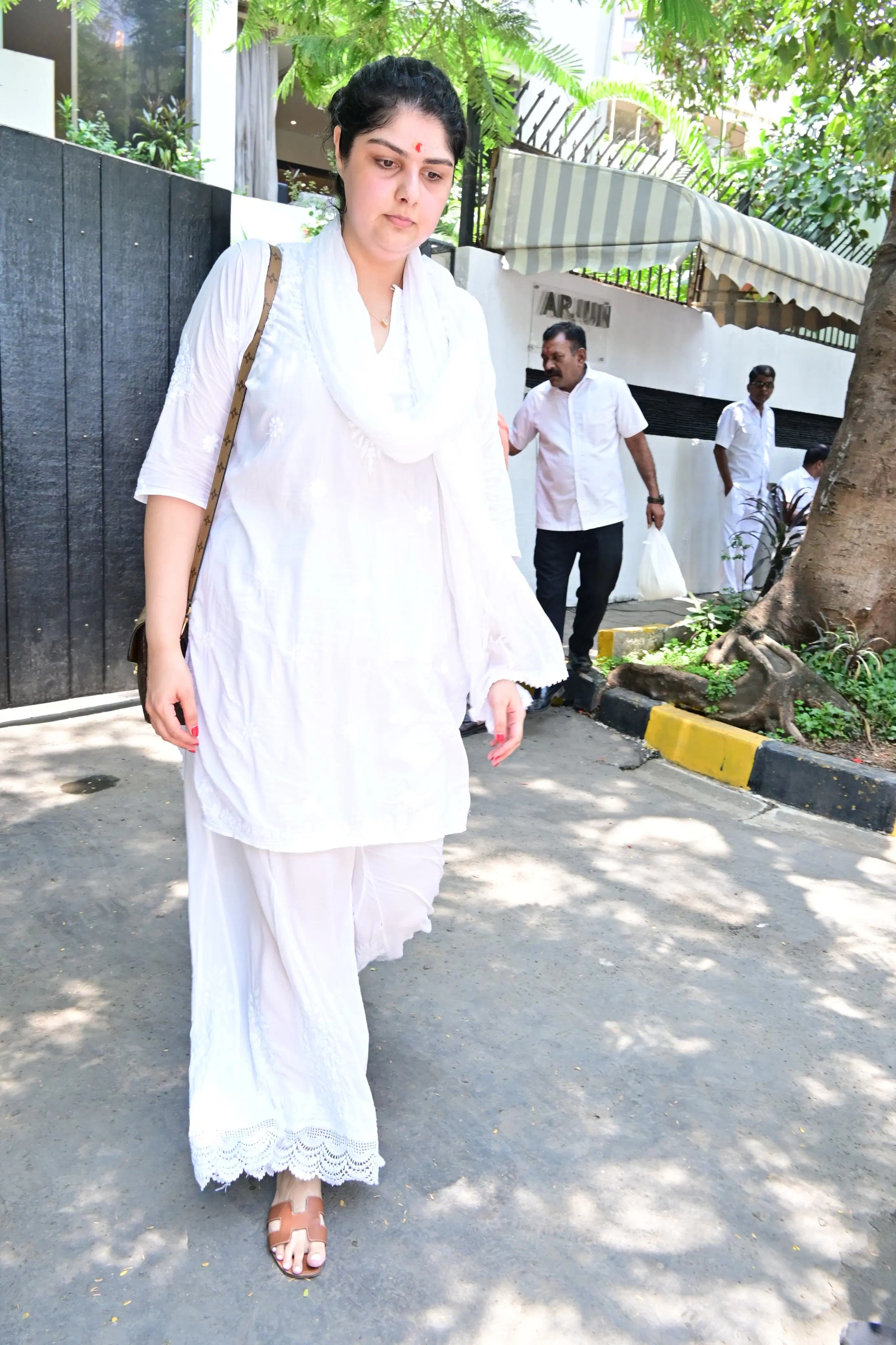 Anshula Kapoor, who avoided the paparazzi, was seen looking emotional as she exited her grandmother’s residence after attending the prayer meet held in her honor