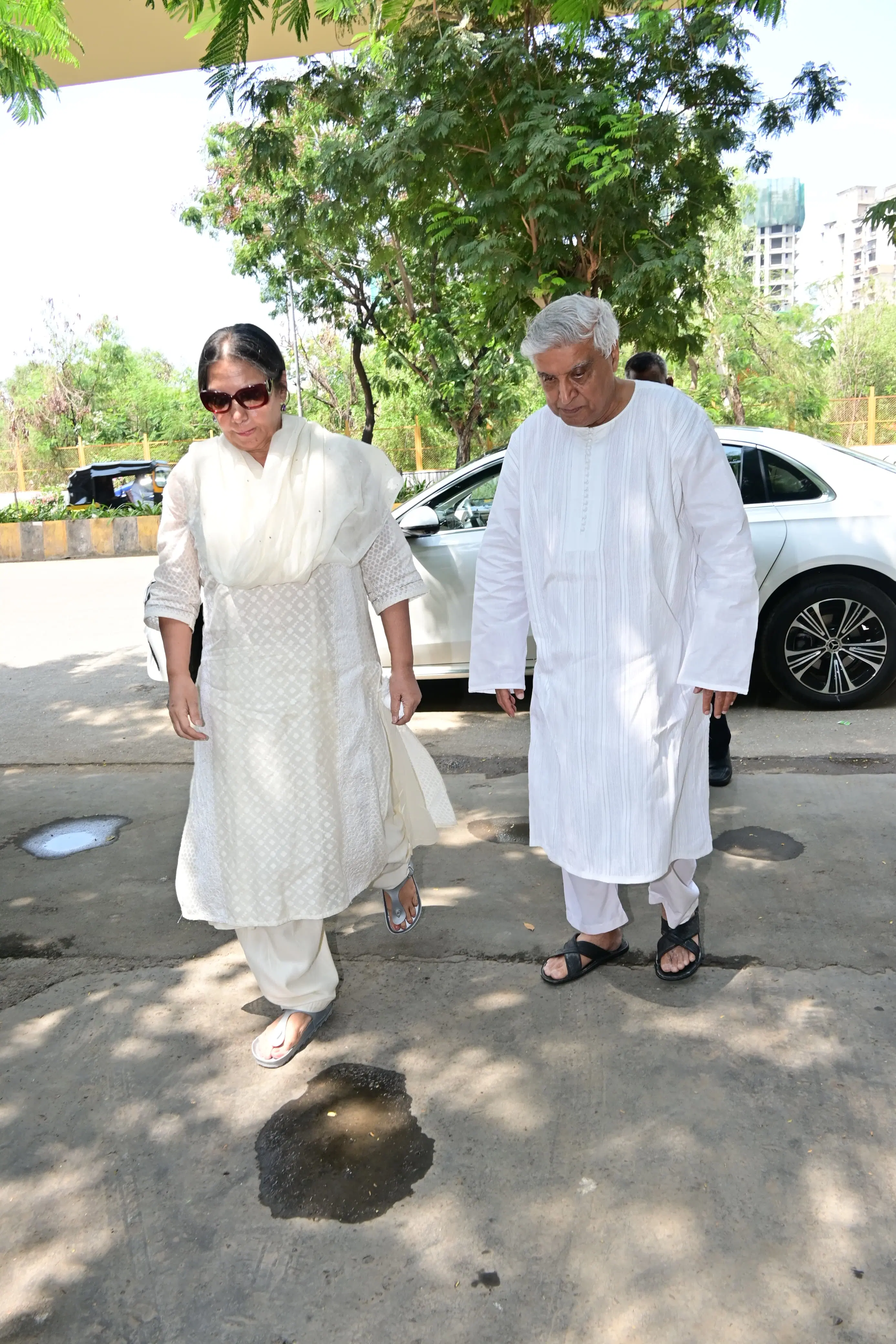 Javed Akhtar and Shabana Azmi didn’t pose for the paparazzi and directly made their way inside, maintaining the sensitivity of the occasion