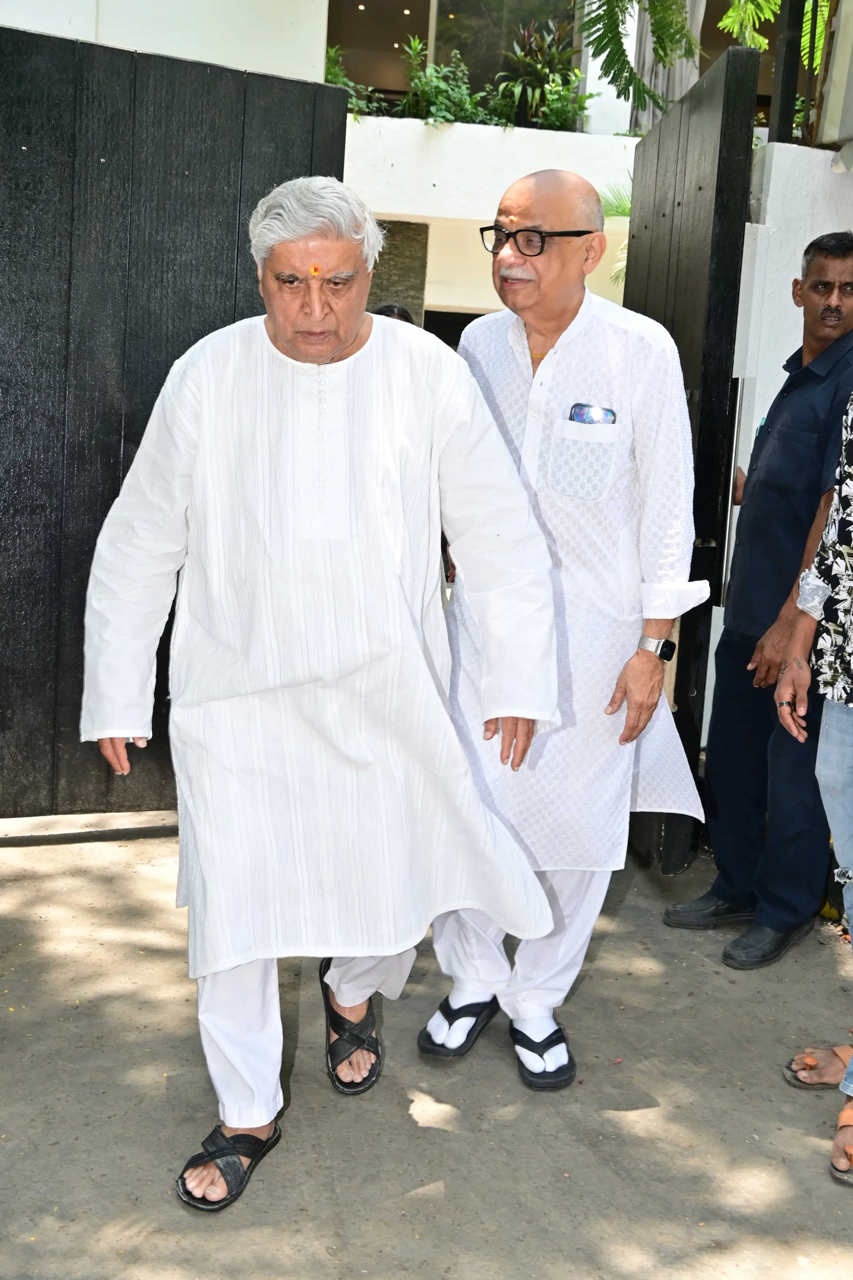 Javed Akhtar reached Nirmal Kapoor’s residence to stand by his friend Anil during these tough times. He was seen leaving the house in a picture captured by the paparazzi