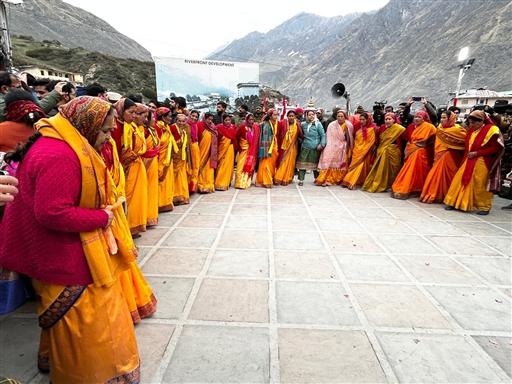 The Chief Minister also reviewed arrangements on-site, interacted warmly with devotees, and emphasised that the welfare of visitors remains the state’s top priority. He stated that significant development work is underway, including the Badrinath master plan, all-weather road connectivity, and approved ropeway projects for Kedarnath and Hemkunt.