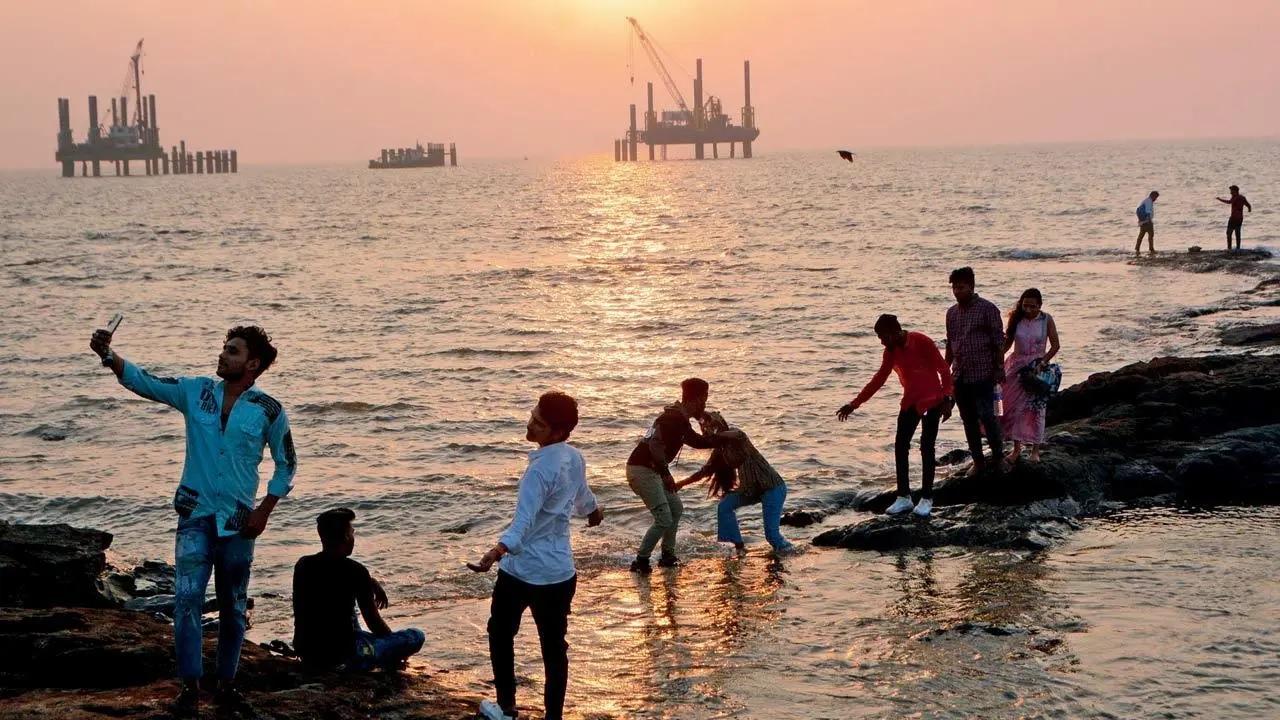 Bandra Bandstand While the area around Bandra Fort is a strong contender, Bandra Bandstand is a favourite in the suburb not only for couples but every Mumbaikar looking to enjoy the rains with a steaming cup of good tea