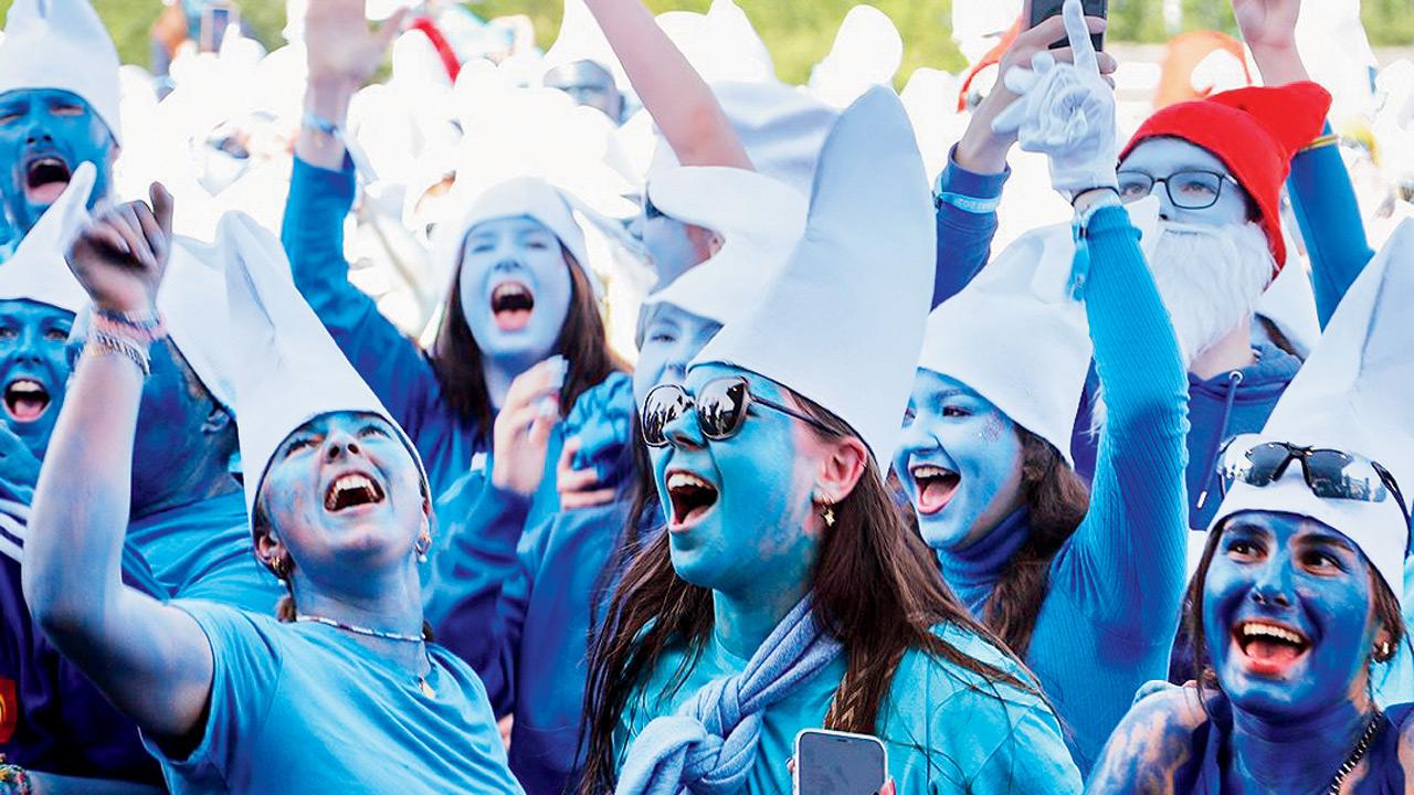 World’s largest Smurf gathering, Czech treasure hunt, and the viral Tralala tren