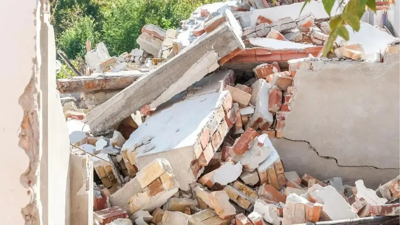 Byculla house collapse: One woman killed, injures another