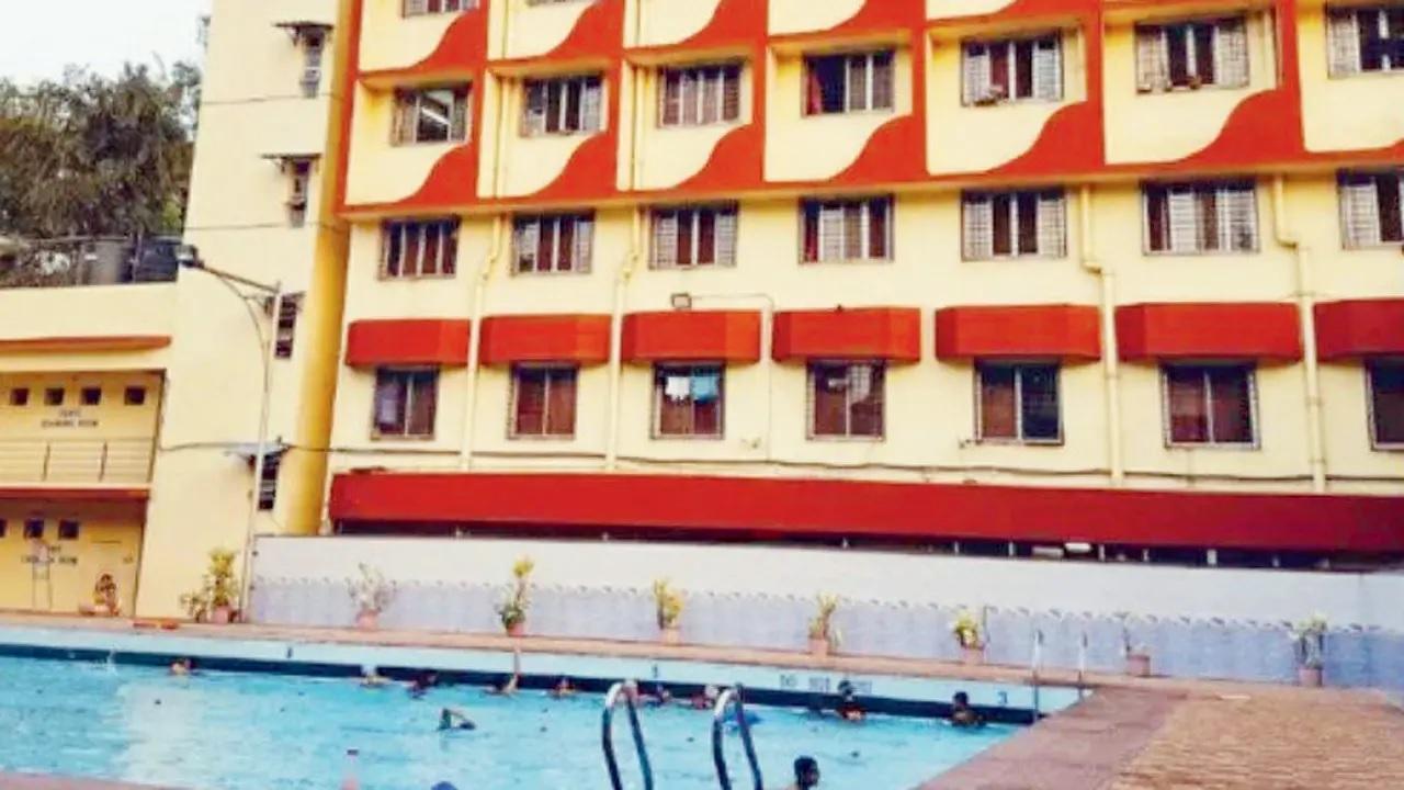 CBD Belapur YMCAThis large pool offers daily passes — but only for those who arrive on time. It is also a busy pool, thanks to its seasoned lifeguards, locals trust
Time: 6 am to 11 am and 4 pm to 8 pmPrice: Rs 250