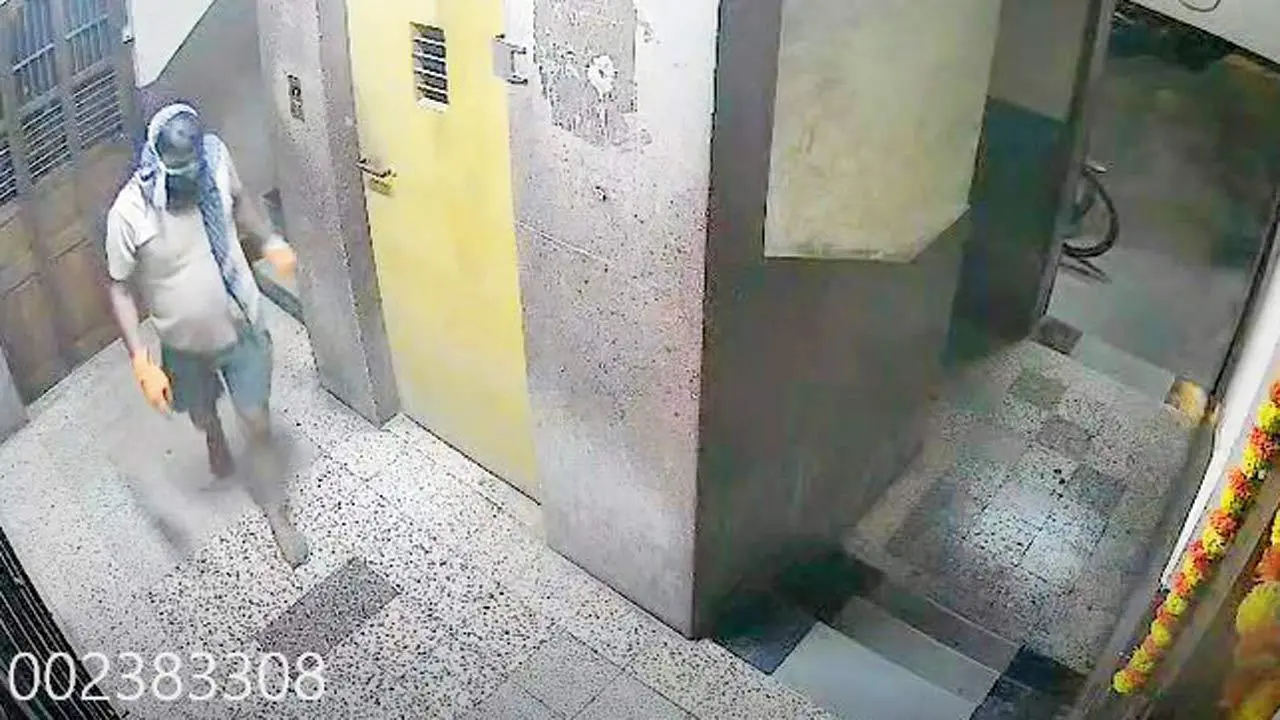 Thief steals fake jewellery, leaves real gold worth lakhs untouched in Kandivali