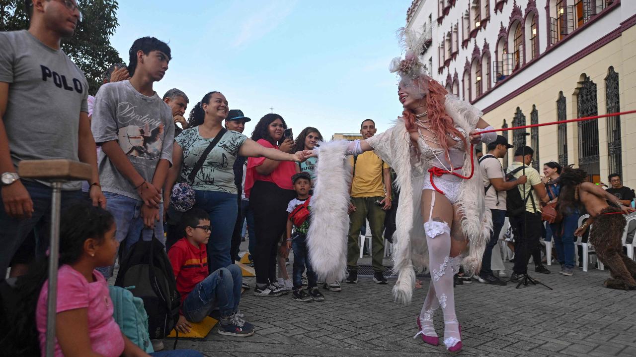 During the performances, the artists actively engaged with the crowd, that was taking time out to watch them perform