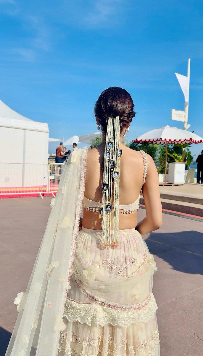For her first look during the India Pavilion inauguration at the festival, Nitanshi paid homage to the legends of Indian cinema. The standout feature of her look was a stunning pearl hair accessory. Designed by Be Abhika, the cascading strand of pearls featured tiny photo frames threaded through it, each honoring an icon like Madhubala, Rekha, Sridevi, Vyjayanthimala, Hema Malini, Waheeda Rehman, and Nutan