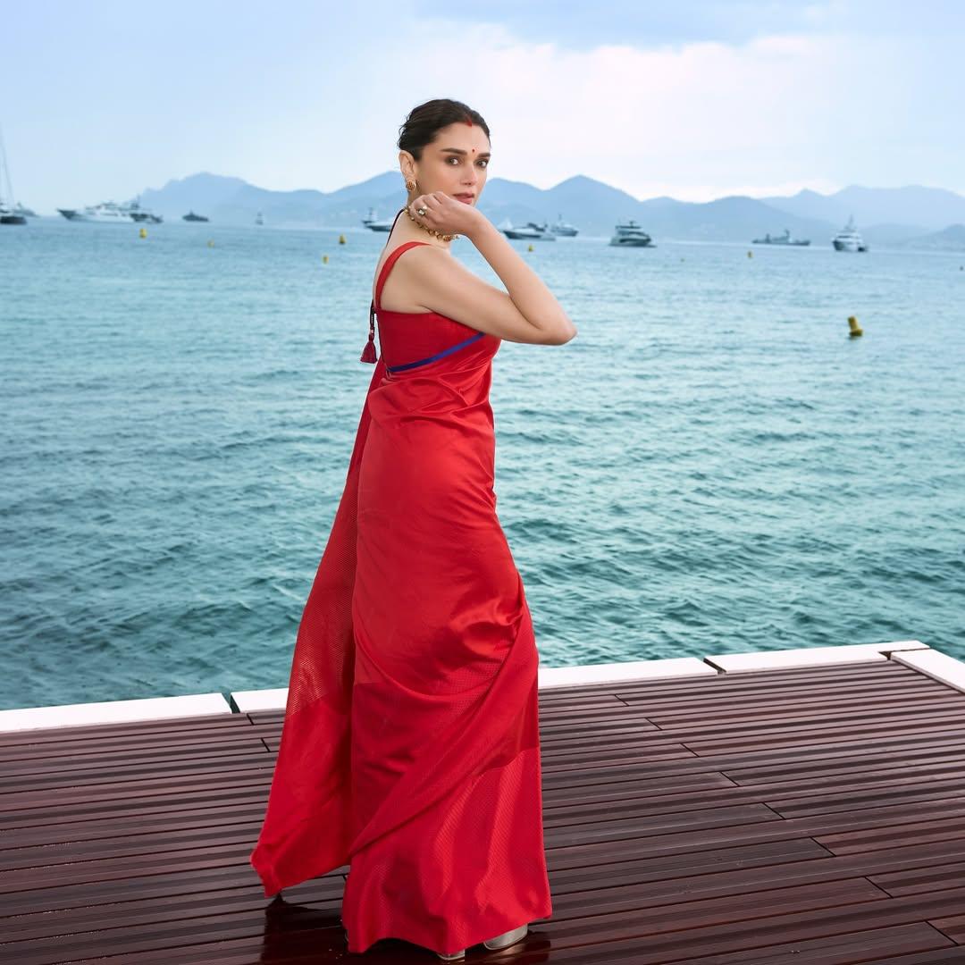 For her next look, wowed again in a red saree paired with a sleeveless blouse, exuding grace and elegance. Her sindoor and bindi beautifully complemented the traditional ensemble, highlighting her embrace of Indian shringar on an international platform