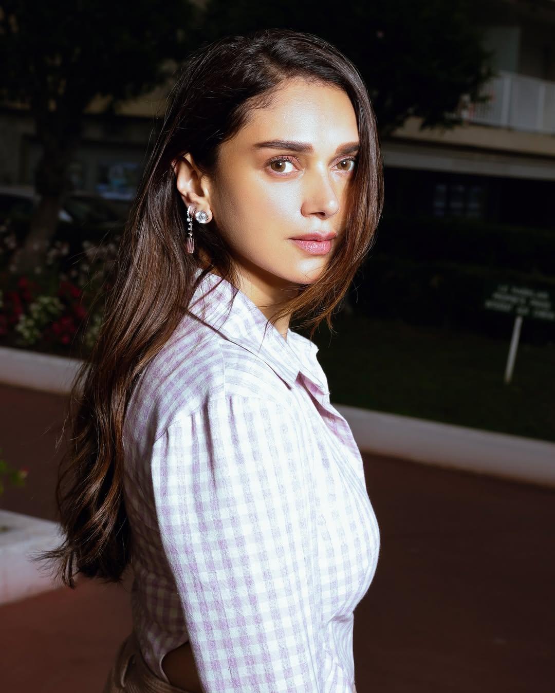 After slaying the red carpet, Aditi swapped the glamour for a fresh street-style look. She stepped out in an effortlessly trendy outfit that blended comfort with a high-fashion edge
