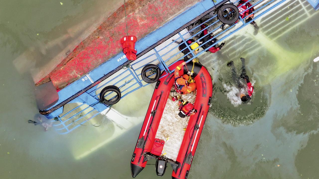 Chinese tourist boats capsize in storm; 10 dead