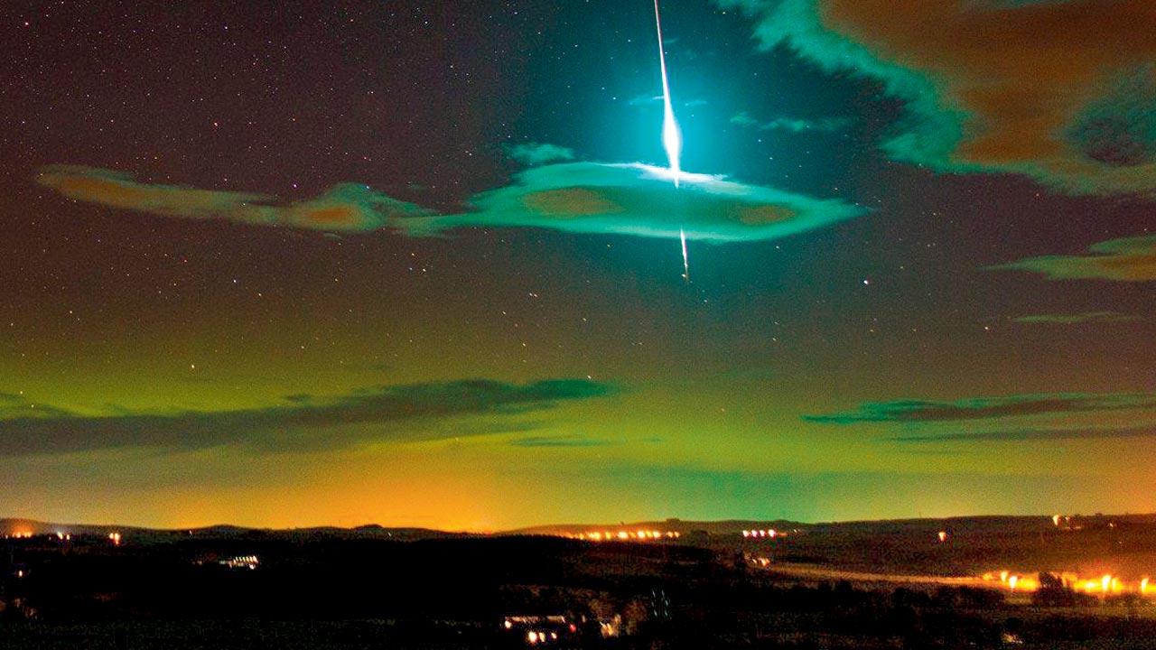 This green fireball set out to give Australia’s skies a complete makeover! Pic/X@Curiosity