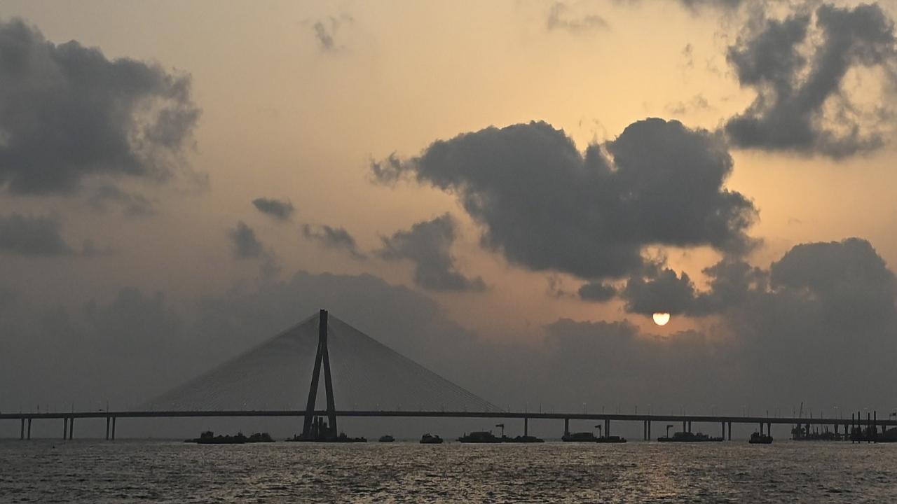 Cloud cover conceals Mumbai’s iconic Bandra-Worli Sea Link, as seen from Mahim Beach 
(PIC/ASHISH RAJE)