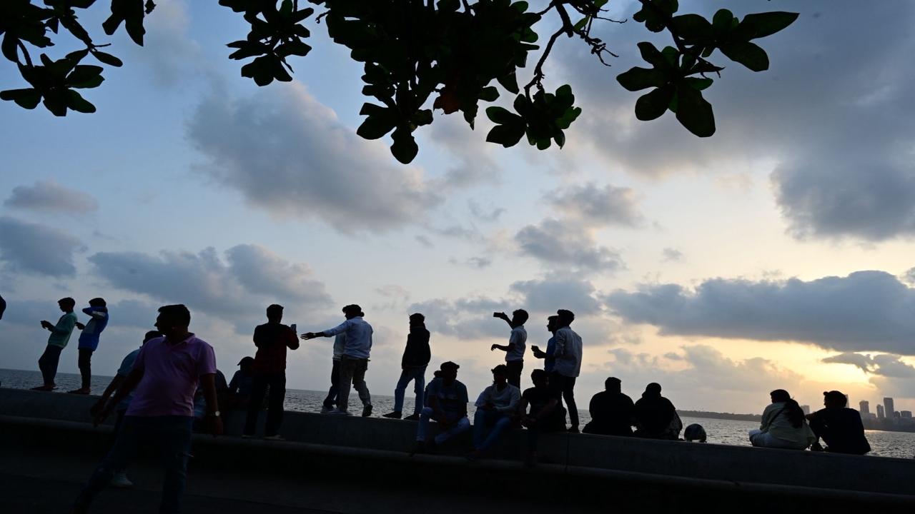 The forecast comes as Mumbaikars continue to endure intense heat, with the maximum temperature expected to reach around 34 degrees Celsius
(PIC/SHADAB KHAN)