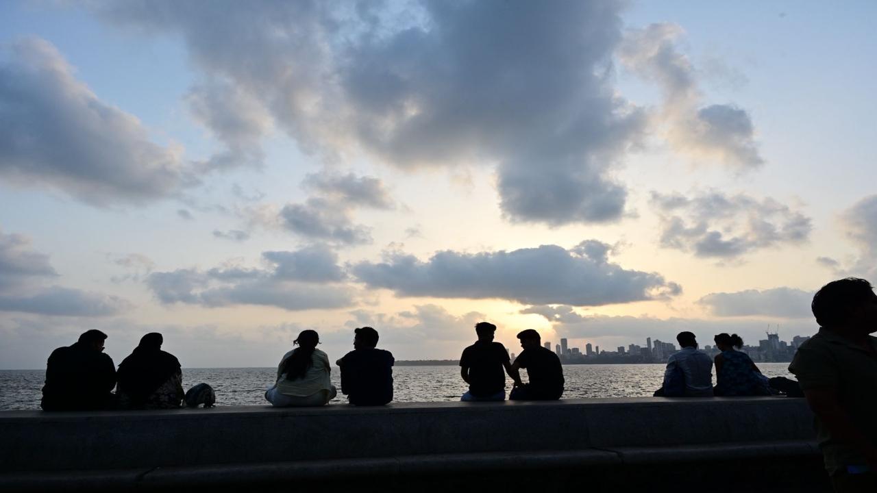 The minimum temperature hovered around 27 degrees Celsius on Sunday
(PIC/SHADAB KHAN)