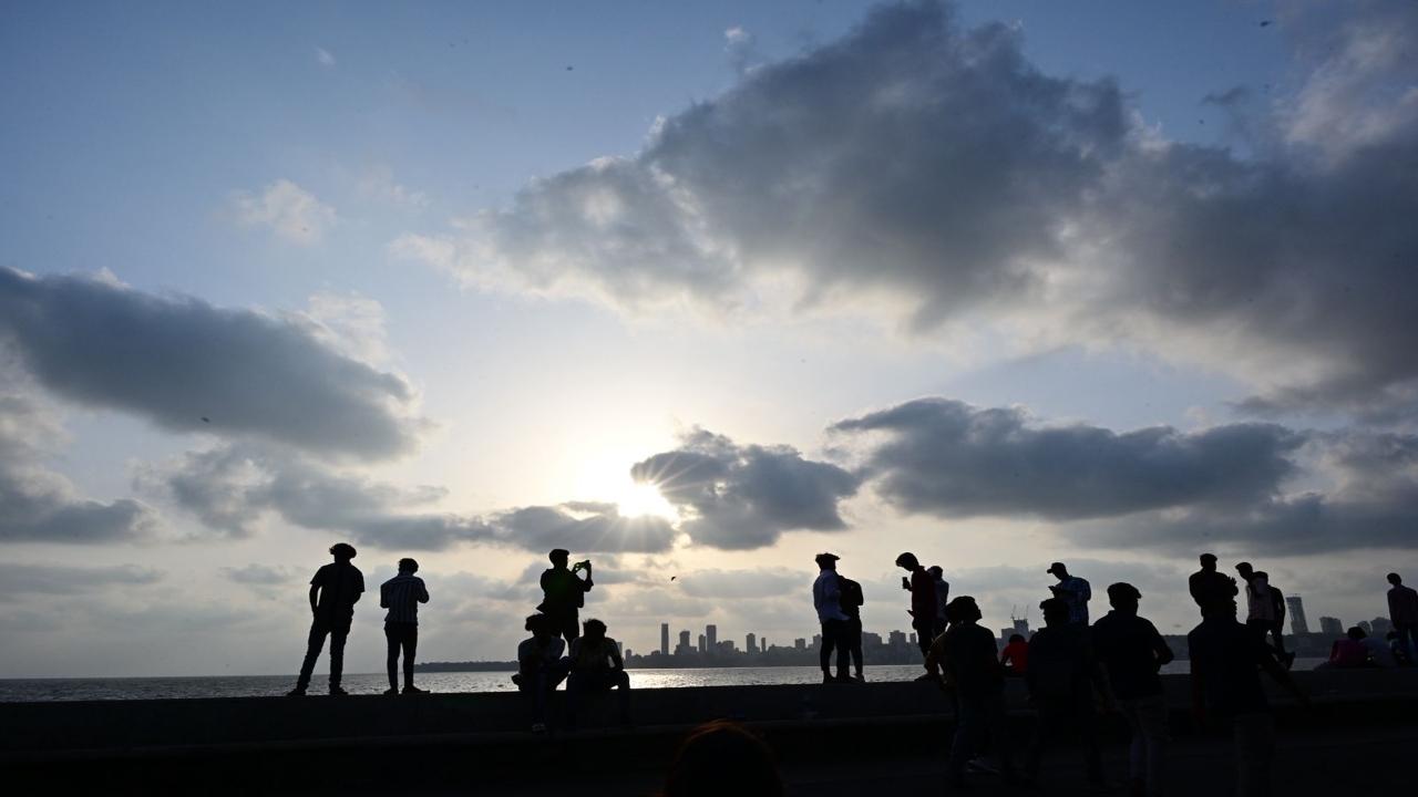 In the 48-hour period, the IMD predicts a slight decline in both maximum and minimum temperatures, to 33 and 26 degrees Celsius, respectively
(PIC/SHADAB KHAN)
 
