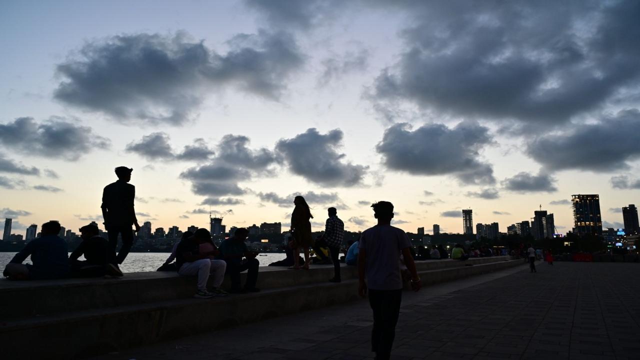 On Saturday, Mumbai witnessed a slight dip in temperatures. The minimum temperature was recorded at 25 degrees Celsius while the maximum stood at 33 degrees Celsius