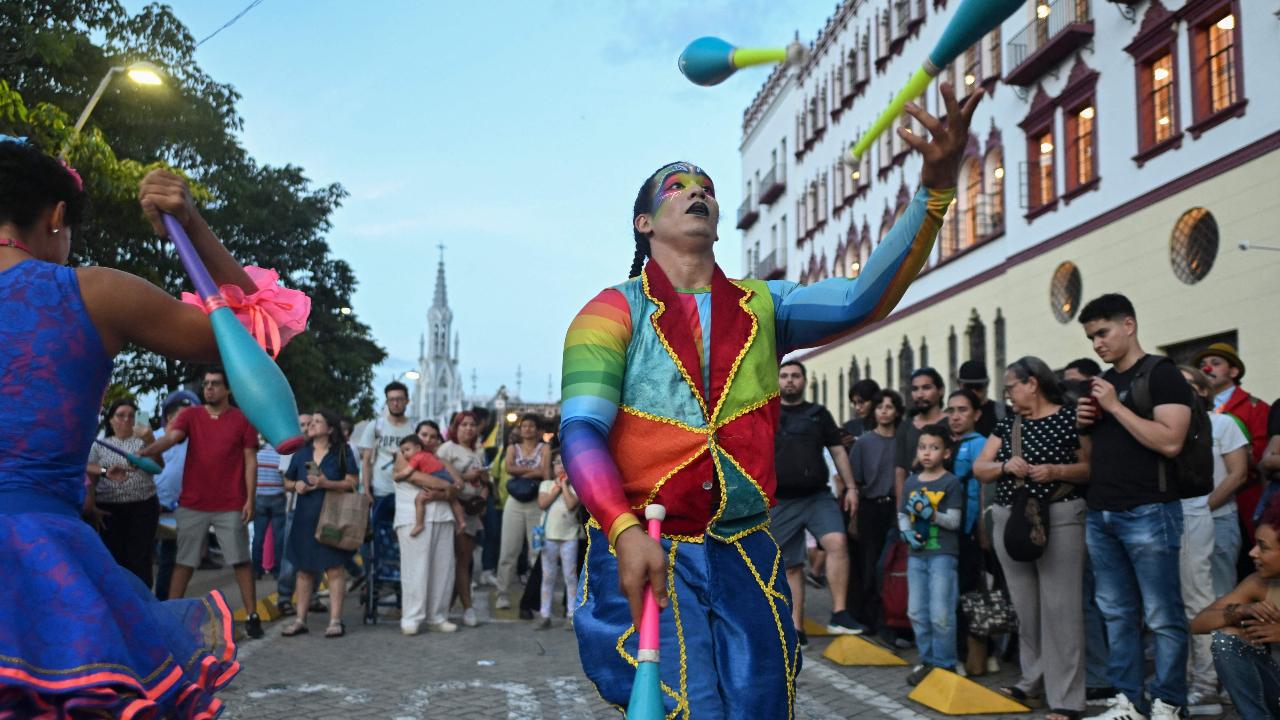 Along with drama, there was along a lot of juggling that kept people glued to the artists performing at the start of the festival