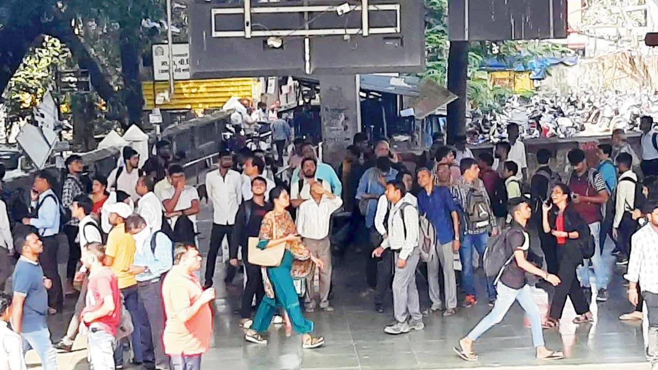 Laxmi Solanki would take advantage of the crowd at Borivli station and steal. Representation pic/Satej Shinde