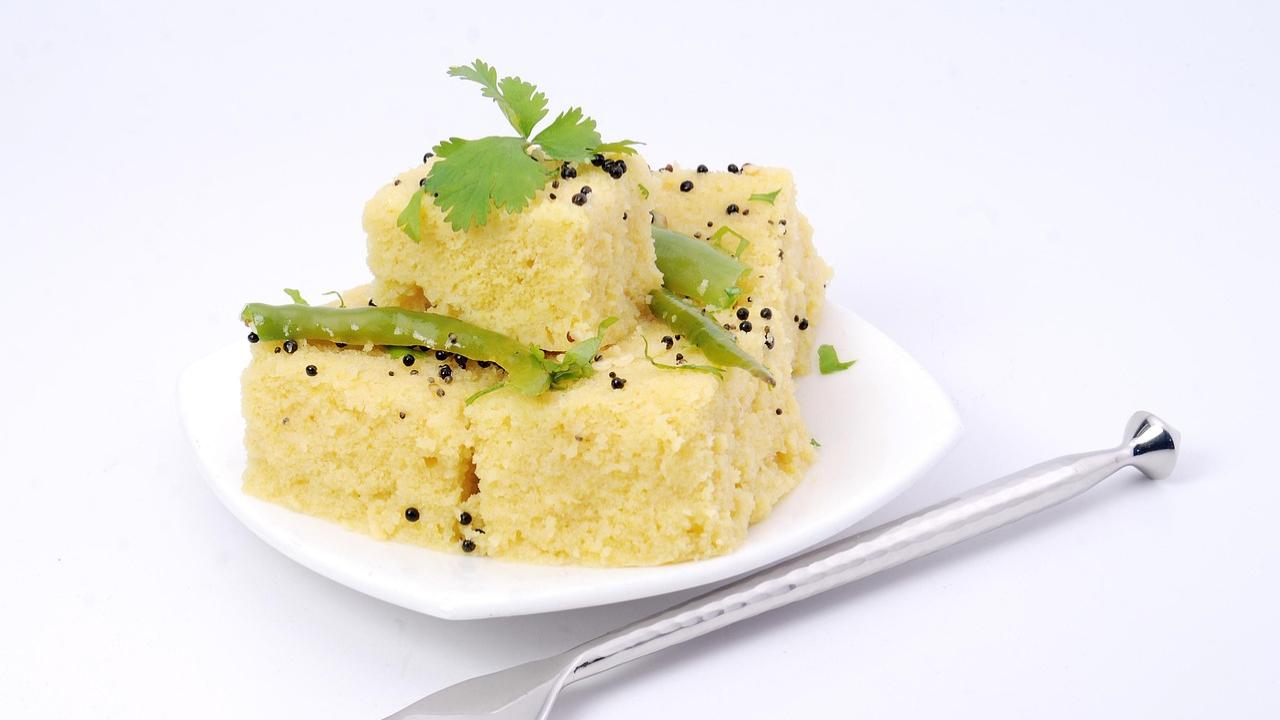 Khichu Biswas also suggests making Khichu, which he says is a nostalgic bite for many Gujaratis and brings memories of home kitchens and monsoon cravings. 
Make rice flour, water, cumin seeds, ajwain (carom seeds), green chili paste, a pinch of hing (asafoetida), salt to taste, oil, and pickle masala for garnish, which optional (Image for represental purpose only)
