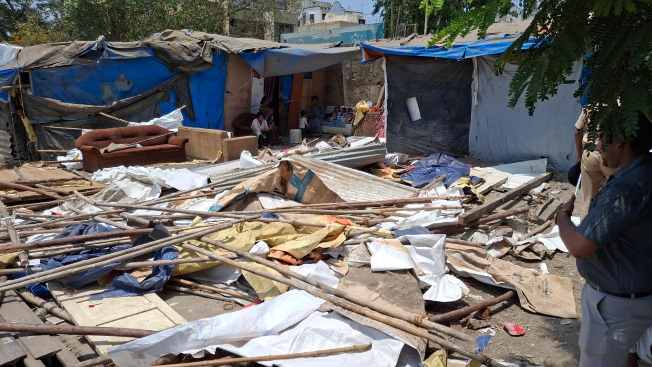 Demolition work was executed with the assistance of labourers under the supervision of the Engineering Department’s SSE (Works/Land)
