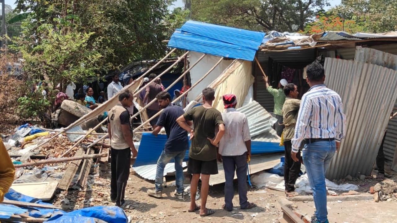 The operation proceeded peacefully under tight security. A total of 110 personnel participated in the drive, including officers from the RPF, GRP, Mumbai Police, Maharashtra Security Force, and Home Guards. No law and order issues were reported
