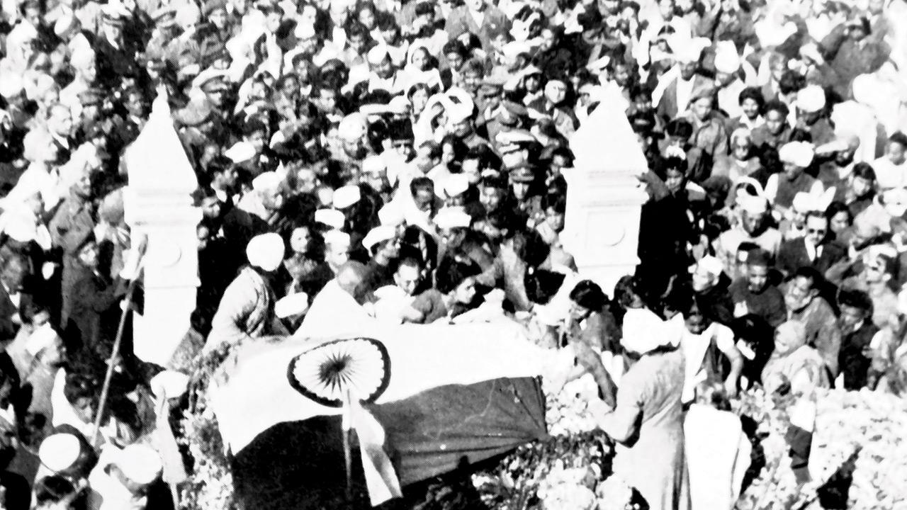 Ameen Sayani (right) decided at age 16 to broadcast in the rashtra bhasha, on hearing news of Gandhiji’s assassination; the funeral procession on January 31, 1948, with over a million mourners. Pics courtesy/Getty Images, Rajil Sayani