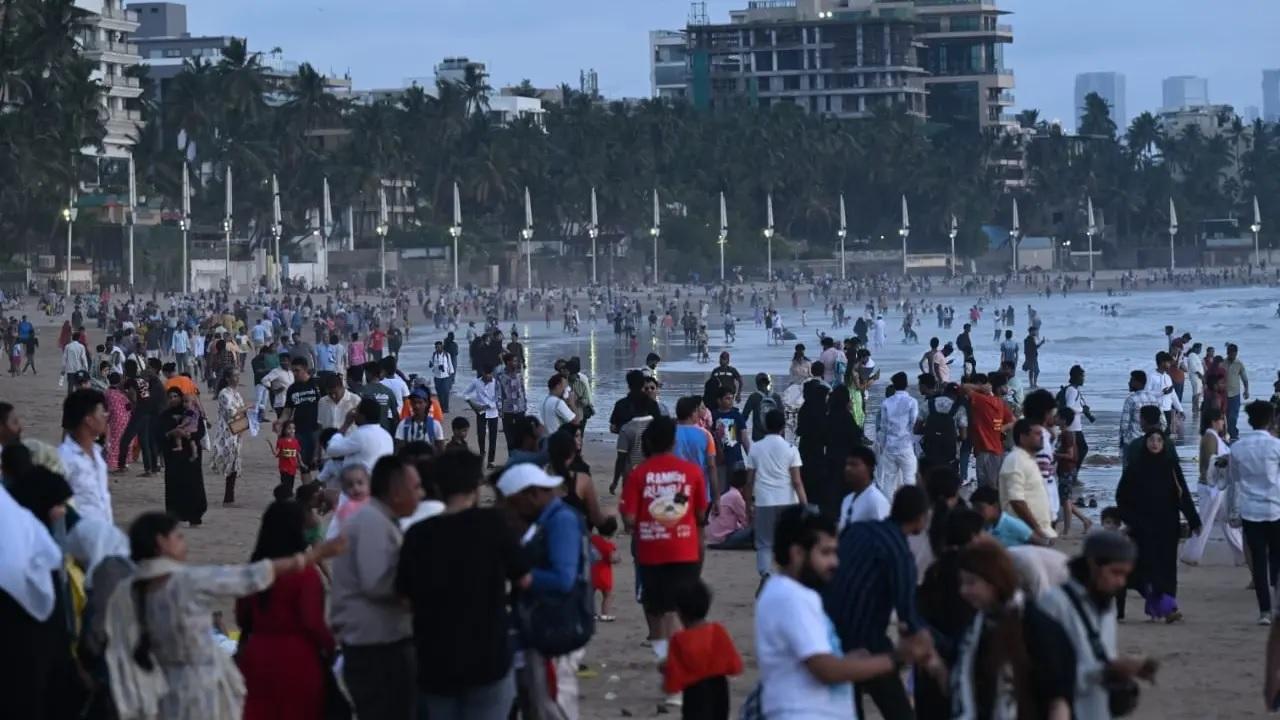 Juhu beach One of Mumbai's most popular spots, Juhu beach is a favourite during any time of the year but makes for a beautiful spot during the monsoons in Mumbai while not only having chai but also some snacks along with it