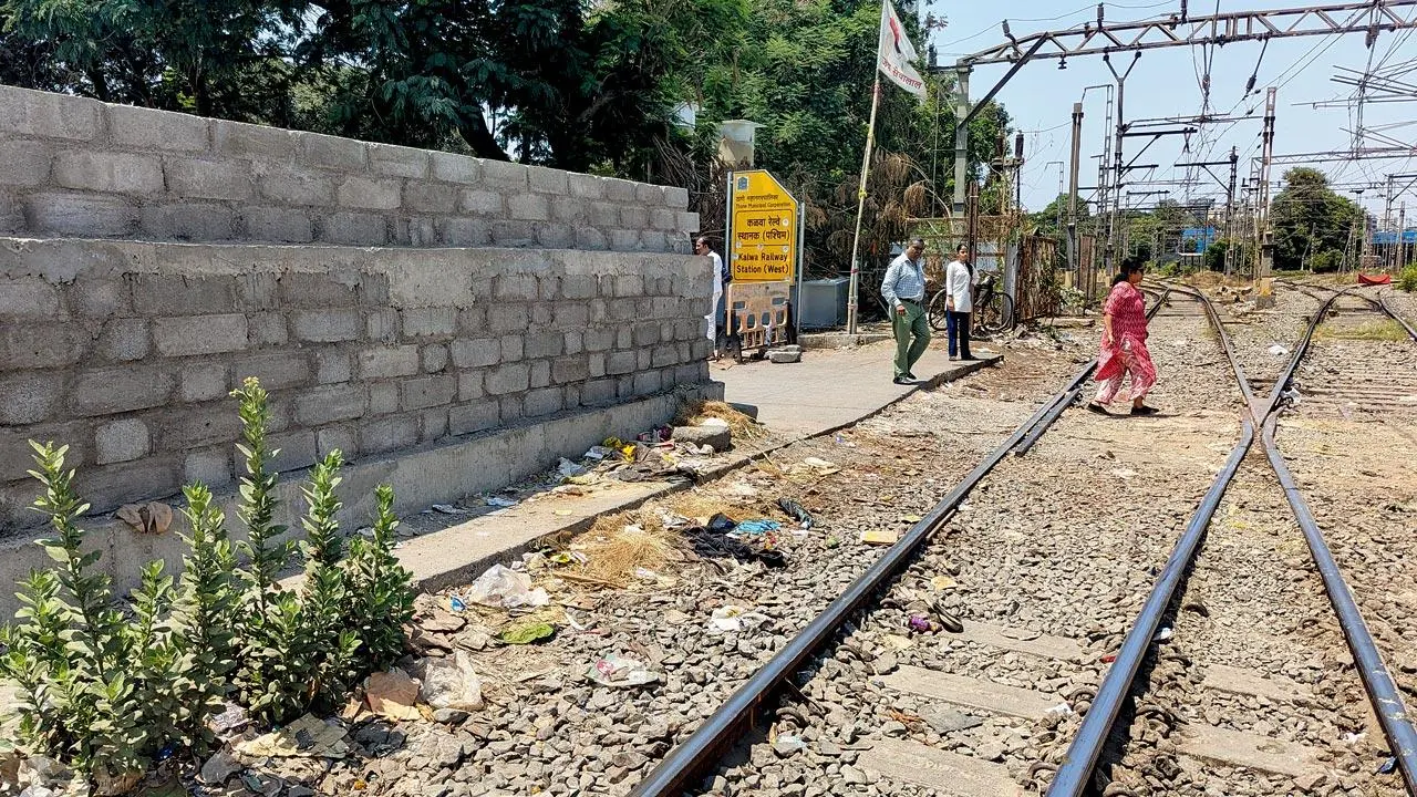 Kalwa car shed barricaded as Central Railway pushes wall, FOB construction