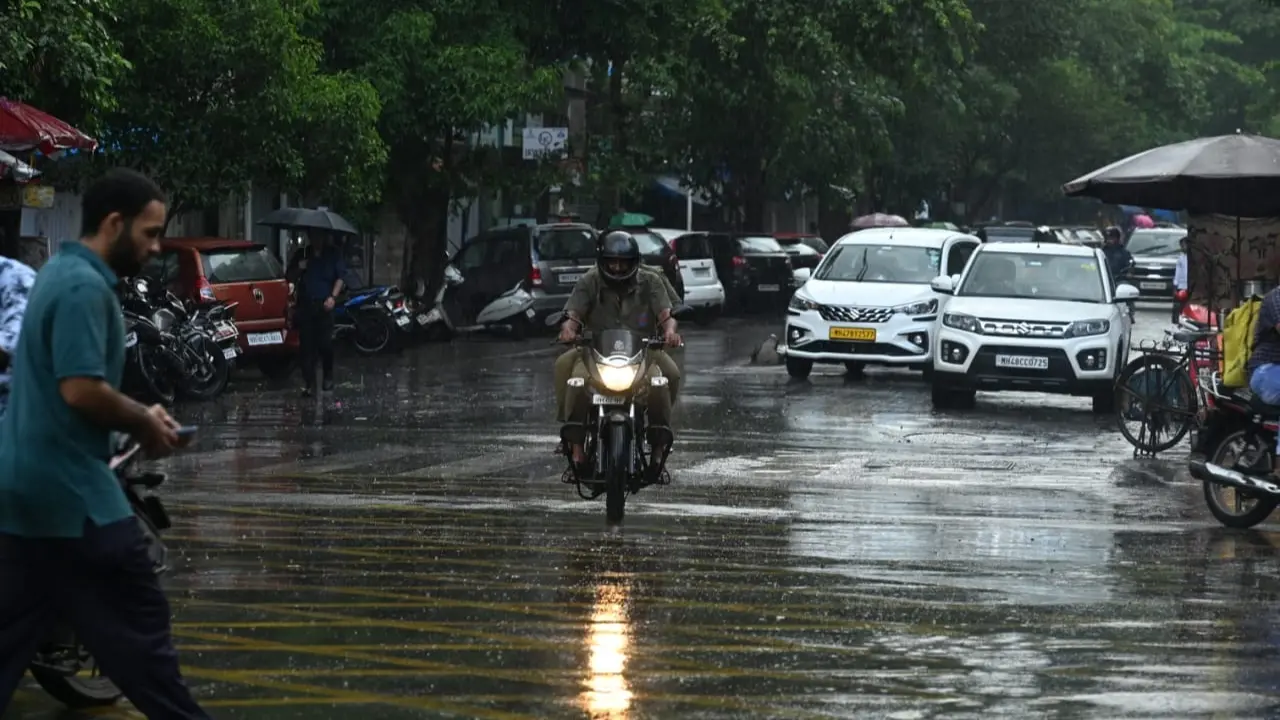 According to the Mumbai weather updates of the India Meteorological Department (IMD), Santacruz observatory in suburban Mumbai recorded a maximum temperature of 34.6 degrees Celsius and a minimum temperature of 26 degrees Celsius