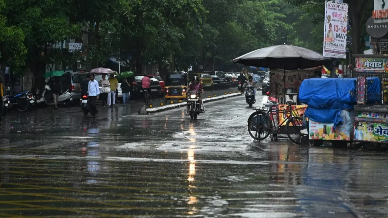 The weather department's data showed that the city observatory in Colaba recorded a maximum temperature of 33.4 degrees Celsius and a minimum temperature of 27 degrees Celsius