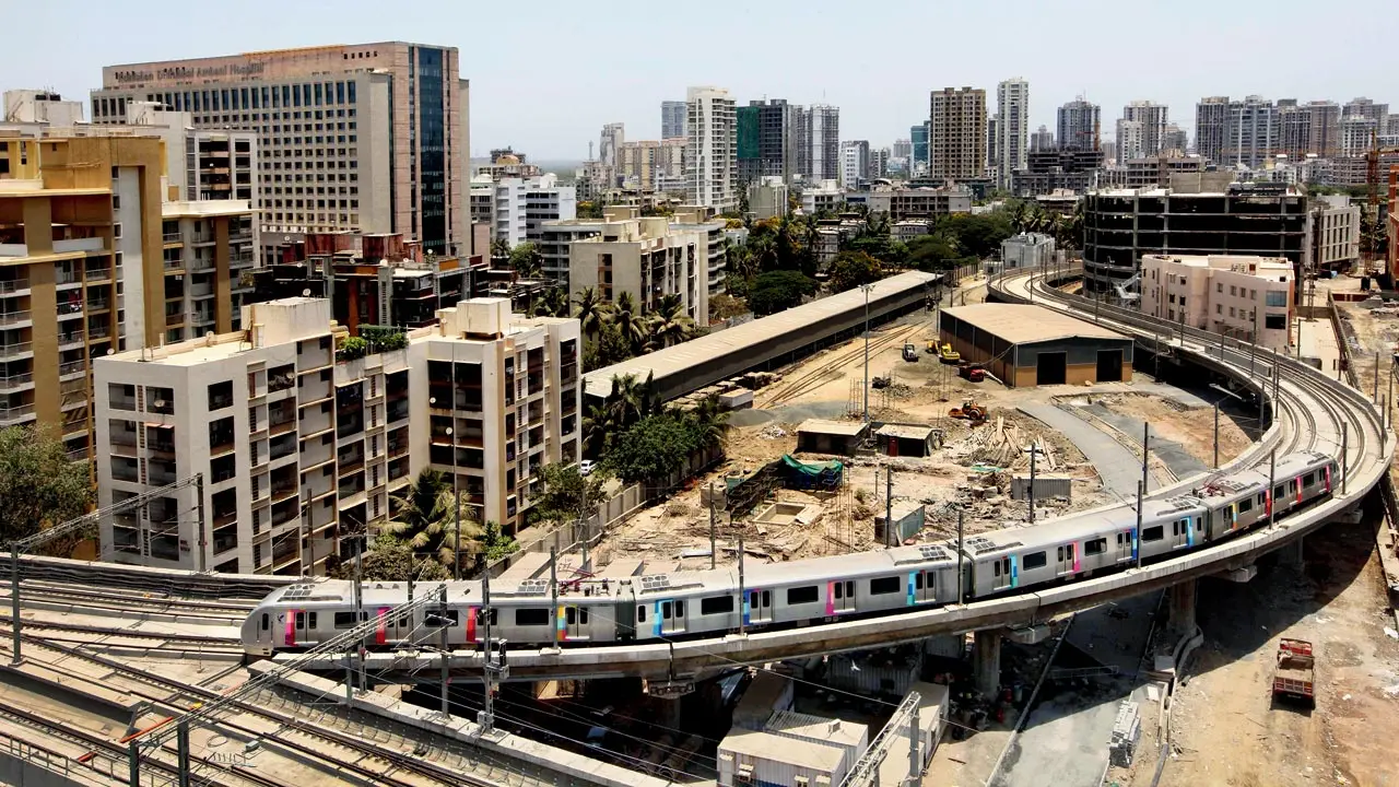 Blue Line
Versova
Right below the metro station, you can find Pop Tate’s, a classic restaurant and bar which still has its 2000s charm. If you’re a coffee and books lover, a 20-minute walk through Yari Road’s shaded canopies and Versova’s quiet lanes leads to Leaping Windows Café, a cosy spot with nearly 5000 books and comics. For evenings, Versova Rock Beach is also just a seven-minute walk from the metro station