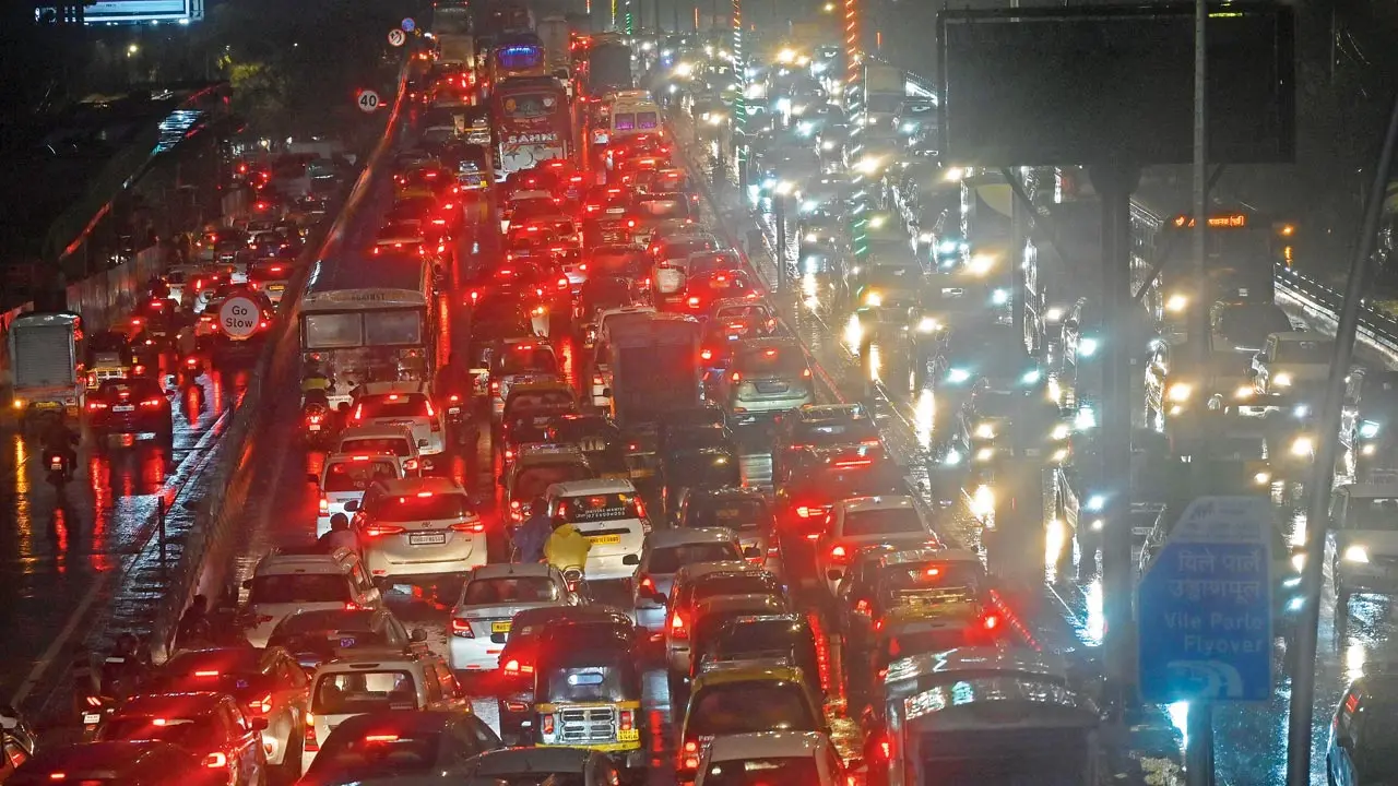 Western Express Highway
The metro ride can be a treat for photographers, as they can catch a snap of the cherry-like taillights of northbound vehicles post-6 pm in the brief seven-second window when the metro is above the highway. Even without a camera, the metro offers a stunning bird’s-eye view of Mumbai’s lifeline highway