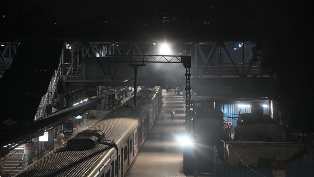 Wire fallen on overhead power line causes local train disruption at Malad
