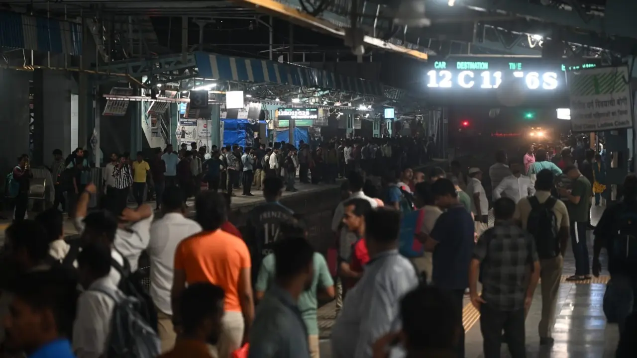 In an effort to minimize delays, Western Railway began rerouting the remaining local trains to the fast line heading towards Borivali