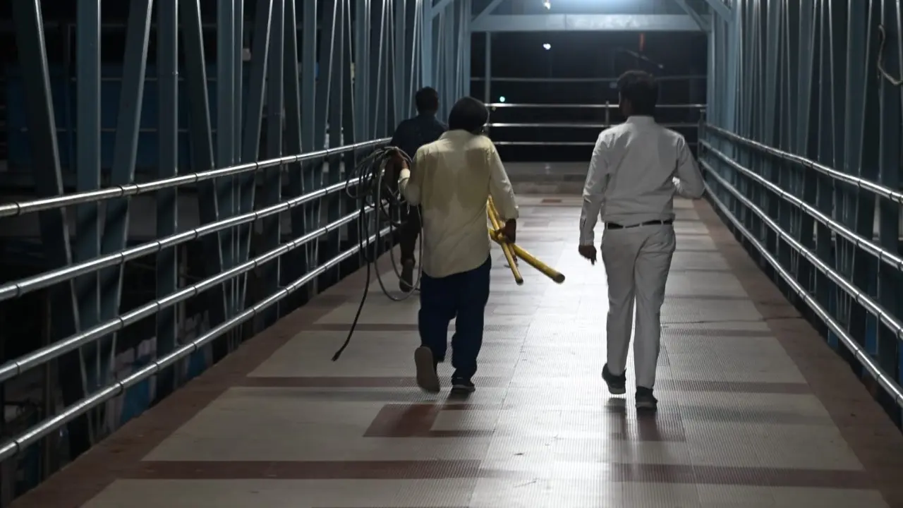 The malfunction in the overhead electrical system prompted immediate intervention from Western Railway officials, who quickly assessed the situation