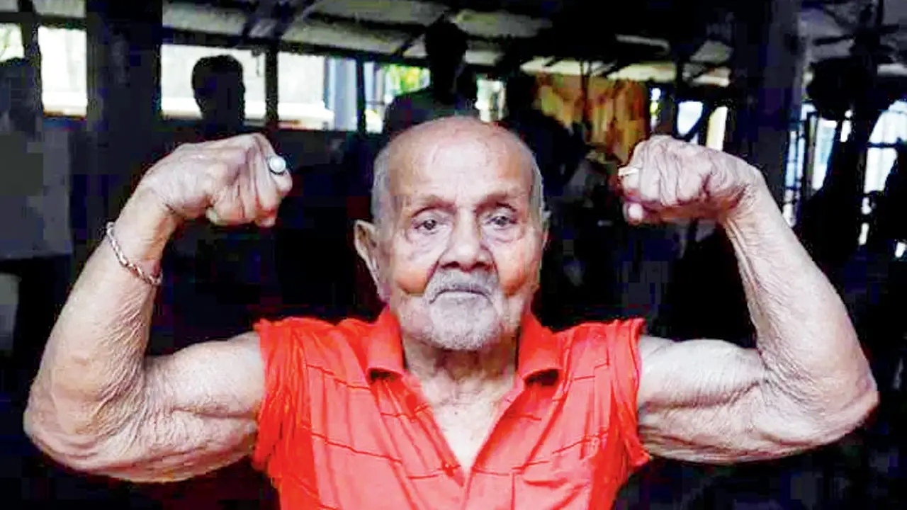 An aging Aich strikes the same pose. PICS COURTESY/British Pathe on YOUTUBE