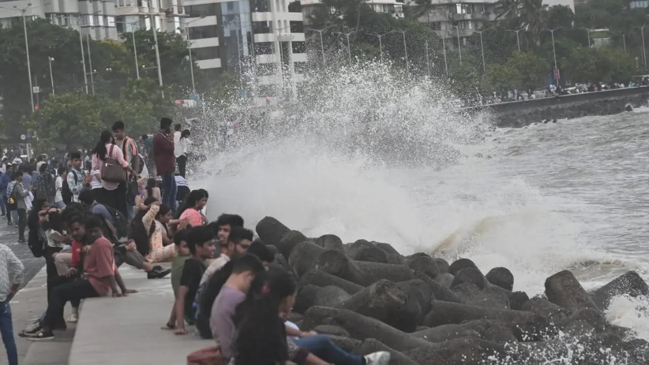 Marine Drive Every Mumbaikar's favourite, Marine Drive is an experience by itself that many come to enjoy from all over the world, and sipping a steaming hot cup of chai makes it even better