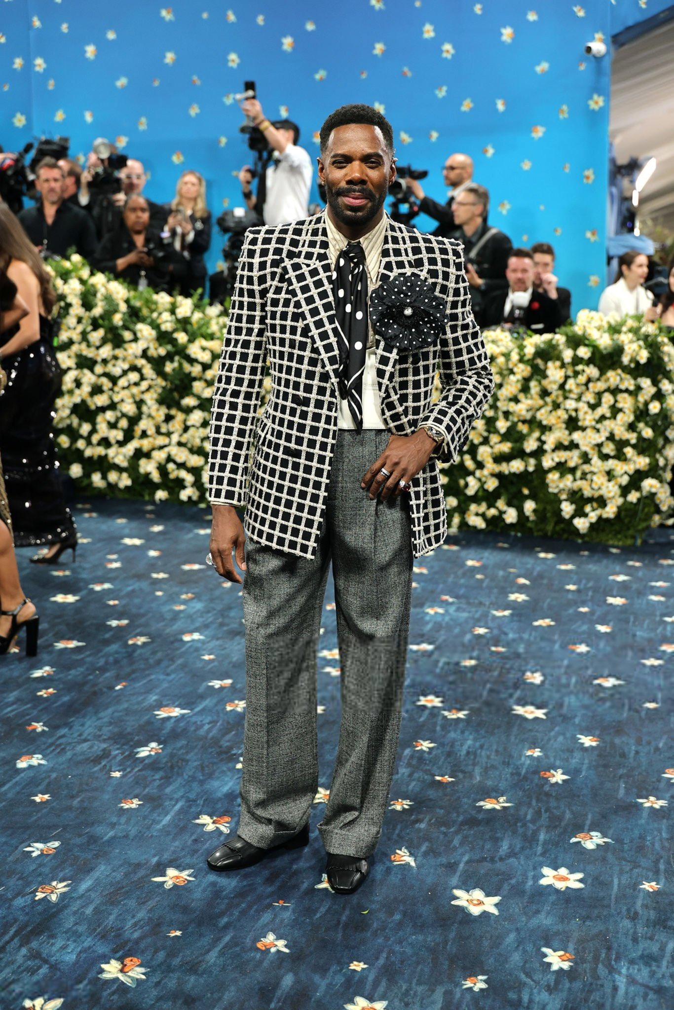 Confused? Well, Colman decided to keep his look a secret until the very last moment. To maintain the secrecy, he wore a grand blue cape that helped him hide his actual look. As he walked the carpet, he removed his cape to reveal his custom Valentino ensemble, which included a striped black and silver blazer with a polka dot scarf, paired with gray cuffed slacks and dress shoes